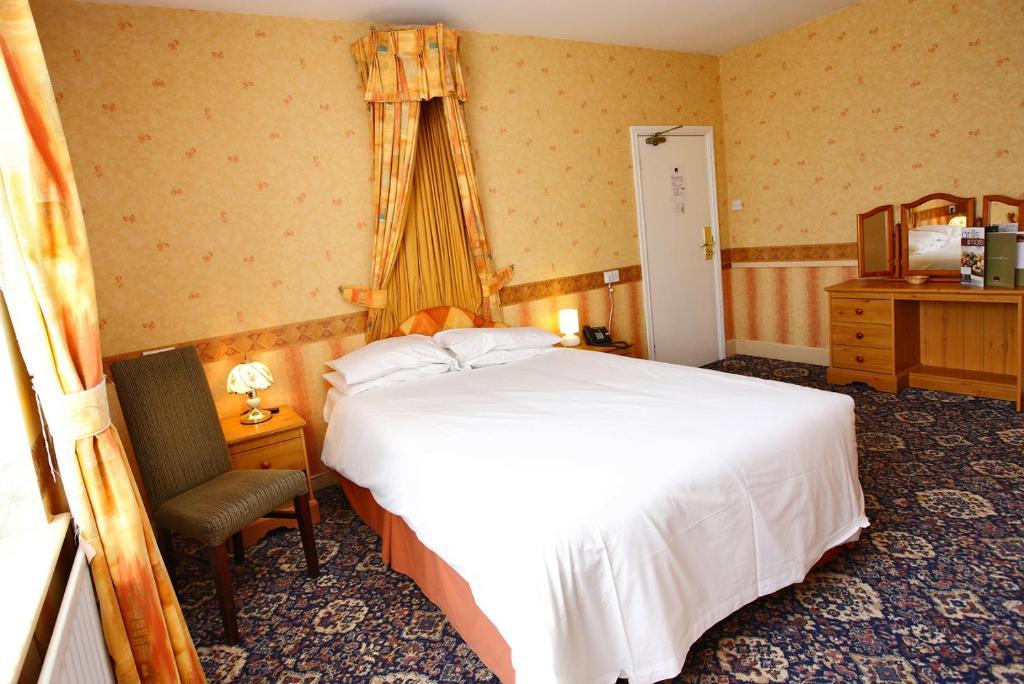 The Black Lion Royal Hotel Лампетер Номер фото
