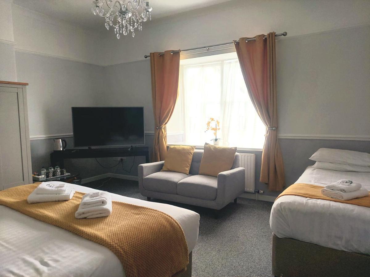 The Black Lion Royal Hotel Лампетер Экстерьер фото